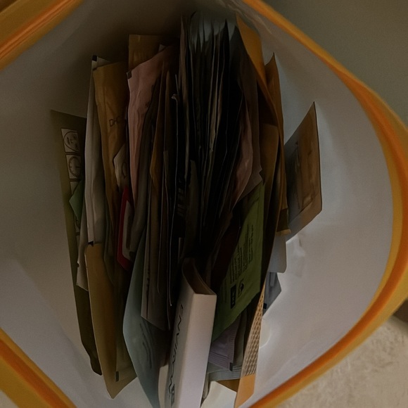 Lot of beauty samples (118 count) - Picture 4 of 4